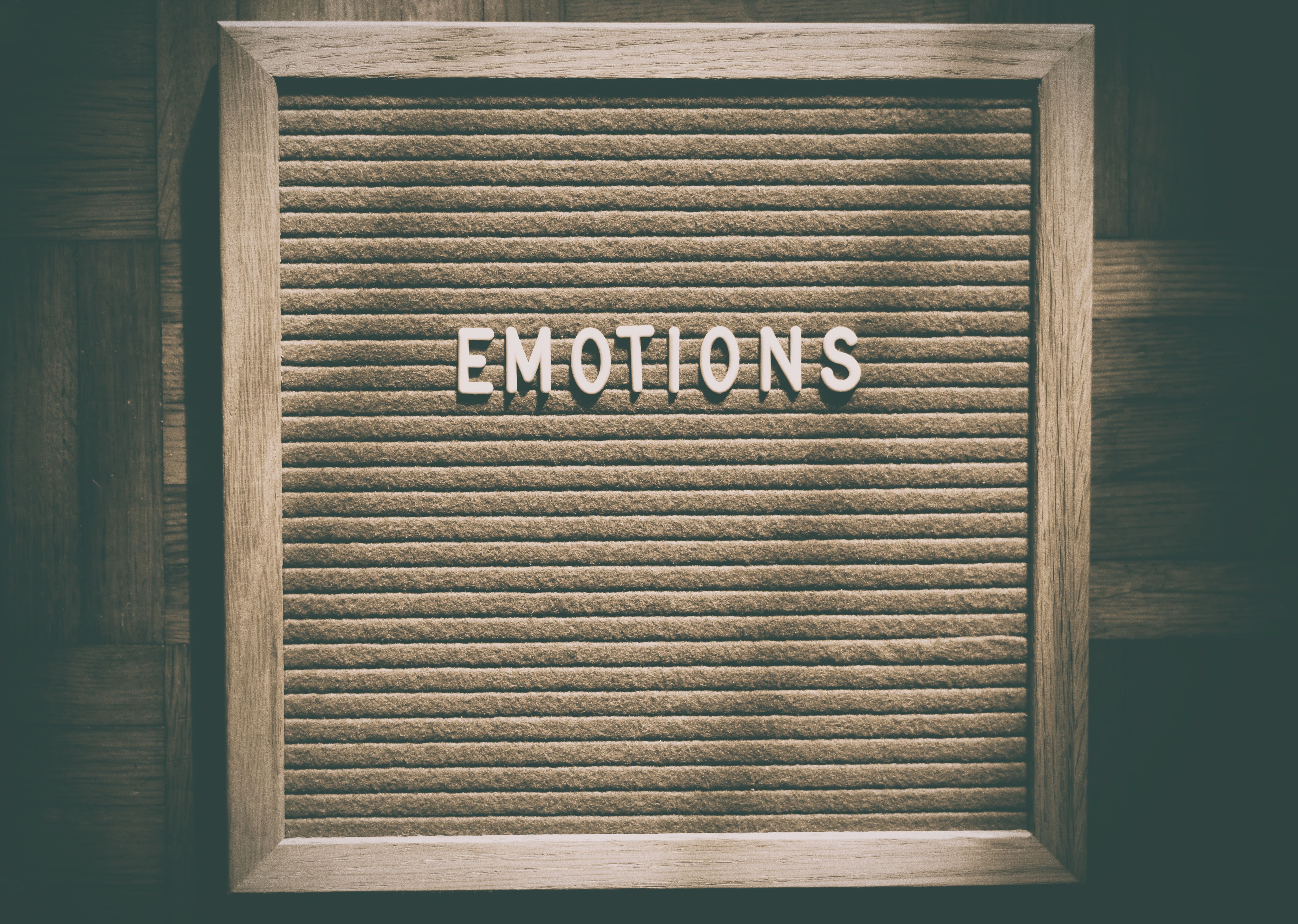 "Emotions" steht auf einem dunkelen Hintergrund